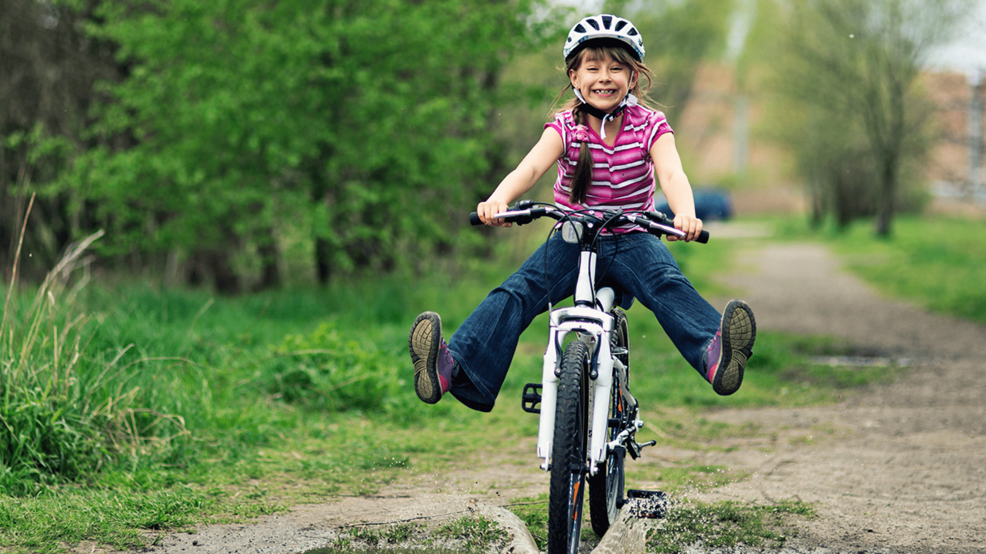 Где кататься детям до 14 лет. Дети с велосипедом. Велик для детей. Кататься на Велике. Дети катаются на велосипеде.